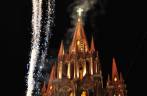 A igreja parece se indendiar, mas são apenas fogos de artifício em noite de festa em San Miguel de Allende, no México